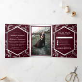Burgundy Silver Flourish Swirl Wedding Photo Drieluik Uitnodiging (Binnen)