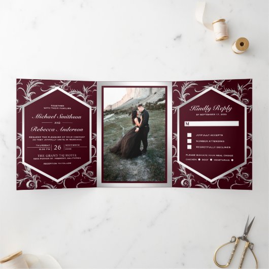 Burgundy Silver Flourish Swirl Wedding Photo Drieluik Uitnodiging (Binnen)