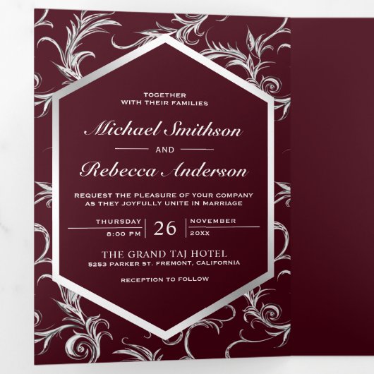 Burgundy Silver Flourish Swirl Wedding Photo Drieluik Uitnodiging (Binnenzijde eerst)