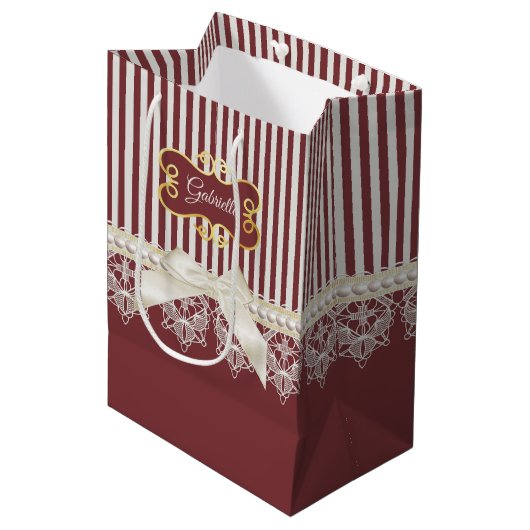 Burgundy Streep Kant Naam Medium Cadeauzakje (Voorkant Gekanteld)
