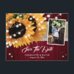 Burgundy Sunflower Save the Date Photo Briefkaarte Aankondigingskaart<br><div class="desc">Deze bijtende bruiloft bespaart de datumfoto-briefkaarten met zonnebloemen op schoot en loopplank tegen de achtergrond van een schuurhout zijn ideaal voor een bruine,  rustige bruiloft,  geïnspireerd door zonnebloemen.</div>