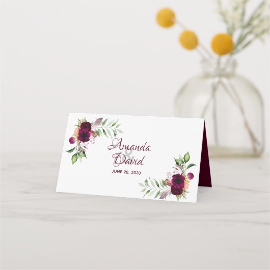 Burgundy waterkleurige florals boho bruiloft plaatskaartje (Voorkant)