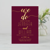 Burgundy "We do" scriptkalligrafie bruiloft F Folie Uitnodiging (Staand Voorkant)