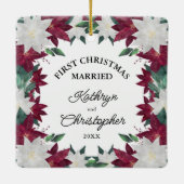 Burgundy White Poinsettias Eerste Kersthuwelijk Keramisch Ornament (Achterkant)