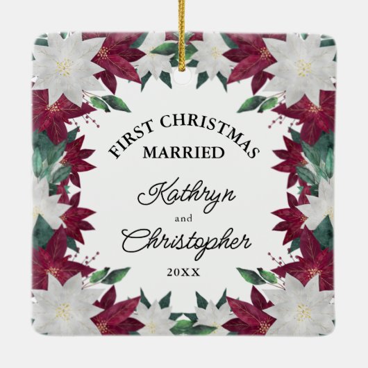 Burgundy White Poinsettias Eerste Kersthuwelijk Keramisch Ornament (Achterkant)