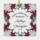 Burgundy White Poinsettias Eerste Kersthuwelijk Keramisch Ornament (Voorkant)