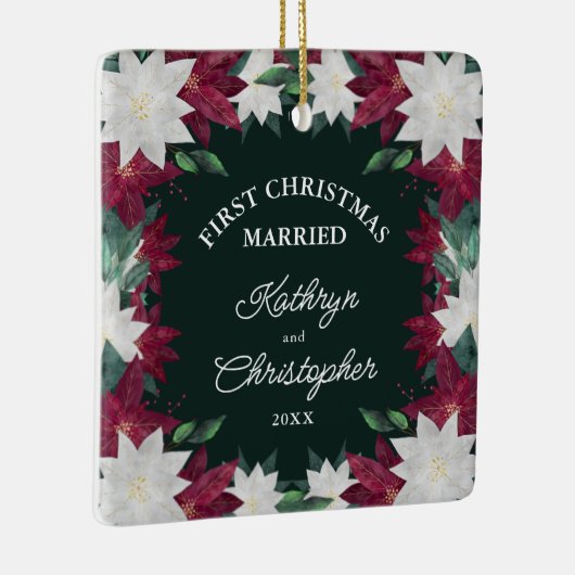 Burgundy White Poinsettias Eerste Kersthuwelijk Keramisch Ornament (Rechts)