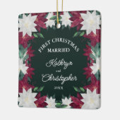 Burgundy White Poinsettias Eerste Kersthuwelijk Keramisch Ornament (Links)