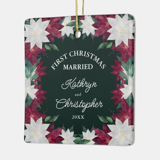 Burgundy White Poinsettias Eerste Kersthuwelijk Keramisch Ornament (Links)