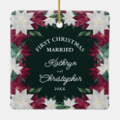 Burgundy White Poinsettias Eerste Kersthuwelijk Keramisch Ornament (Achterkant)