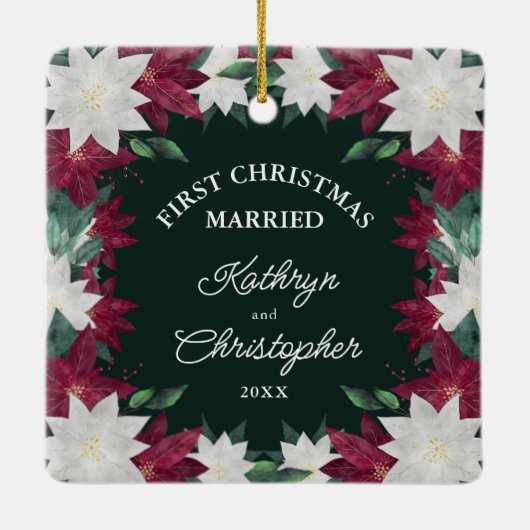 Burgundy White Poinsettias Eerste Kersthuwelijk Keramisch Ornament (Achterkant)