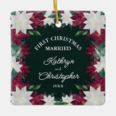 Burgundy White Poinsettias Eerste Kersthuwelijk Keramisch Ornament (Voorkant)