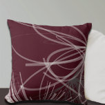 Burgundy Wine Grey Abstract Ribbon Design Kussen<br><div class="desc">De Bourgogne en de grijze gooipijp voorzien van een artistieke abstracte lintsamenstelling met grijze tinten en bargognij met witte accenten op een rijke Bourgogne achtergrond. Deze abstracte samenstelling is gebaseerd op combinaties van herhaalde linten, die worden overlapt en doorweekt om een ingewikkeld en complex abstract patroon te vormen. De schaduwen...</div>