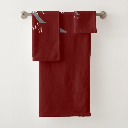 Burgundy Wit Grijs Familienaam Monogram  Bad Handdoek (Insitu)