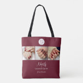 Burgundy Witte Script Logo Foto Nagelstudio Tote Bag (Achterkant)