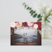 Burgundy Wood Floral Wedding Save the Date Aankondigingskaart (Staand voorkant)