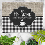 Burlap Black Buffalo Check gepersonaliseerd Theedoek<br><div class="desc">Een leuk ontwerp van faux burlap met een klassieke zwart-witte buffel check rand met uw personalisatie en een witte sillhouet koffie mok.</div>