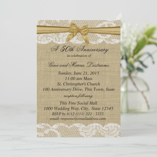 Burlap en kant met Gold Bow 50th Jubileum Kaart (Staand voorkant)