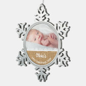 Burlap en Lace Baby's Eerste Kerstmis Tin Sneeuwvlok Ornament (Rechts)
