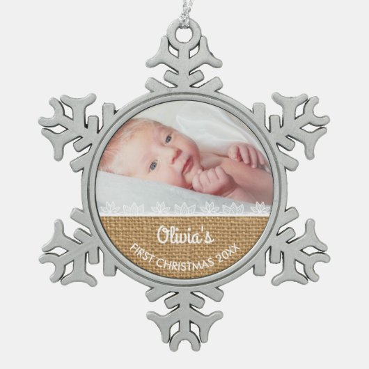 Burlap en Lace Baby's Eerste Kerstmis Tin Sneeuwvlok Ornament (Voorkant)