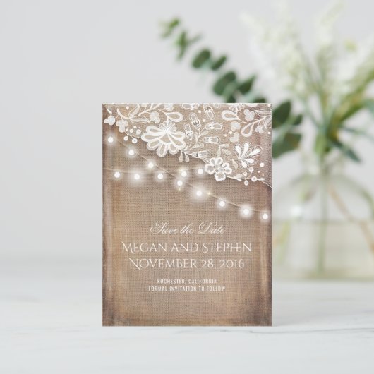 Burlap Kant en String Lights Rustiek Save the Date Aankondigingskaart (Staand voorkant)