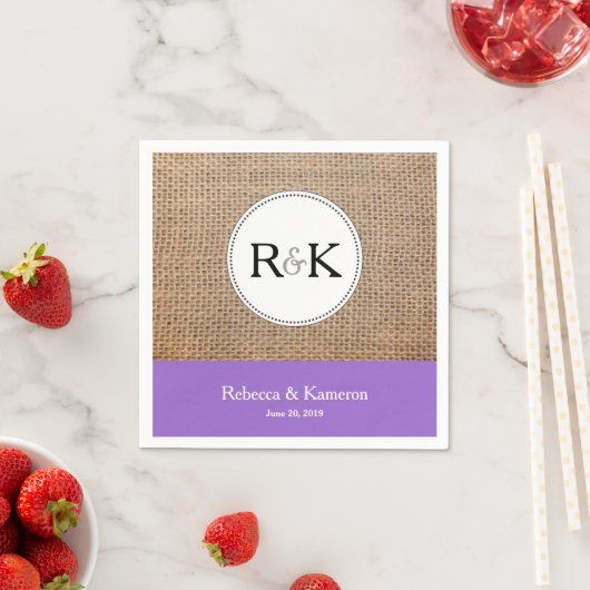 Burlap & Paarse Monogrammed Bruiloft Servetten (Insitu)