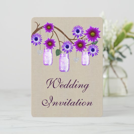 Burlap Rustic Paars Mason Jars Wedding Invitation Kaart (Staand voorkant)