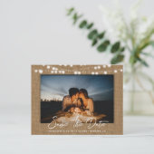Burlap String Lights Trouwfoto Sla de datum op Aankondigingskaart (Staand voorkant)