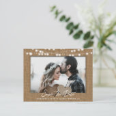 Burlap String Lights Trouwfoto Sla de datum op Aankondigingskaart (Staand voorkant)
