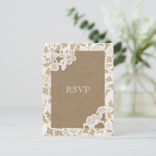 Burlap & Wit Bloemen Kant Rustieke Bruiloft RSVP Uitnodiging Briefkaart (Staand voorkant)