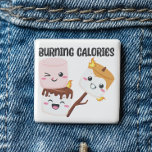 Burning Calories Marshmallow Meme Vierkante Button 5,1 Cm<br><div class="desc">Het branden van de Button van de Meme van de Ras van Calories Marshmallow - Deze geweldige knoop kenmerkt drie kleine marshmallows het branden. Gegarandeerd om ieders aandacht te grijpen. Het branden van calorieën op het kampvuur heeft nooit zo goed geproefd. Maak van iemand een gelukkige camper met deze cadeauoptie...</div>