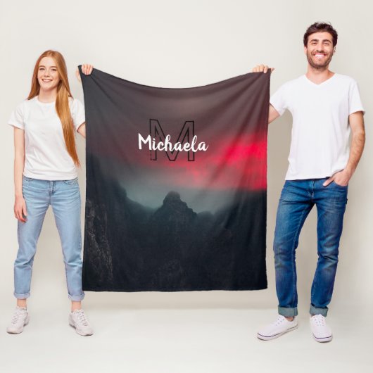 Burning clouds, fog and mountains monogram in sky fleece deken (In situ)