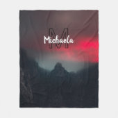 Burning clouds, fog and mountains monogram in sky fleece deken (Voorkant)