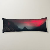 Burning clouds, fog and mountains monogram in sky lichaamskussen (Achterkant)