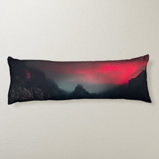 Burning clouds, fog and mountains monogram in sky lichaamskussen (Achterkant)