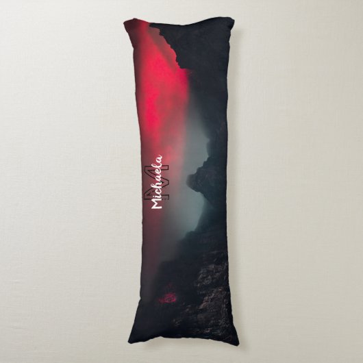 Burning clouds, fog and mountains monogram in sky lichaamskussen (Voorkant Verticaal)