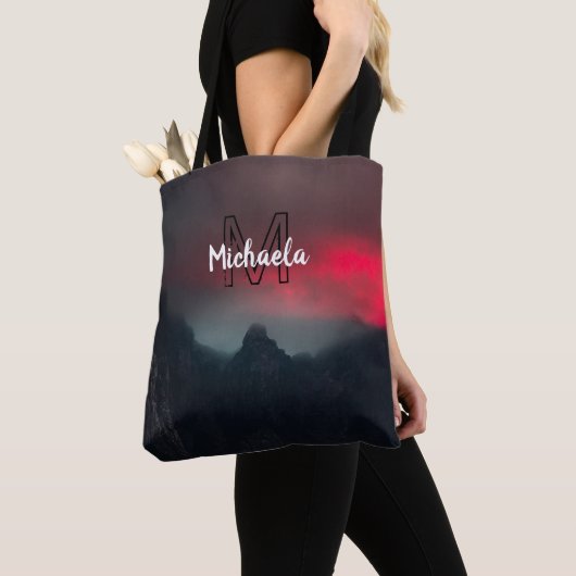 Burning clouds, fog and mountains monogram in sky tote bag (Dichtbij)