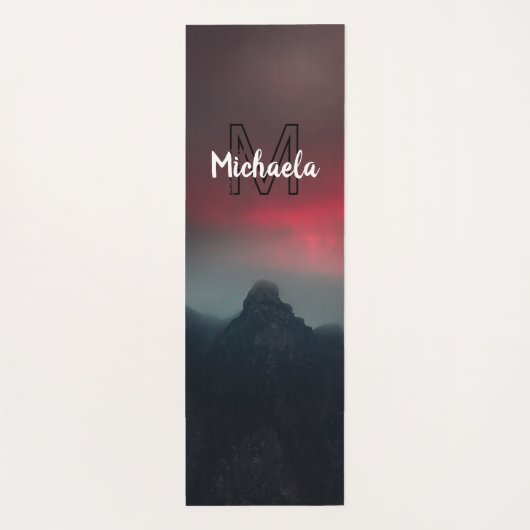 Burning clouds, fog and mountains monogram in sky yogamat (Achterkant)