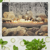 Burning Yule Log in een besneeuwd bos Theedoek (Gevouwen)