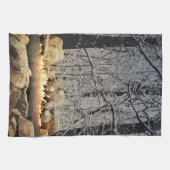 Burning Yule Log in een besneeuwd bos Theedoek (Horizontaal)