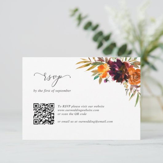 Burnt Oranje Burgundy Rustic QR Code Weddenschap RSVP Kaartje (Staand voorkant)