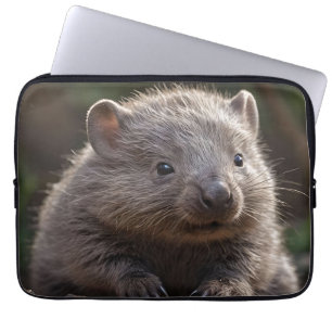 Burrow Buddy: de pluizige Baby Australian Wombat Laptop Sleeve