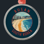 Busan Haeundae Beach Retro Distressed Circle Metalen Ornament<br><div class="desc">Busan retro vector reisontwerp. Busan,  een grote havenstad in Zuid-Korea,  staat bekend om zijn stranden,  bergen en tempels.</div>