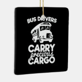 Buschauffeurs dragen een kostbare lading keramisch ornament (Rechts)