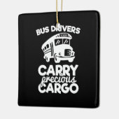 Buschauffeurs dragen een kostbare lading keramisch ornament (Links)