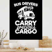 Buschauffeurs dragen een kostbare lading poster (Keuken)