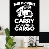 Buschauffeurs dragen een kostbare lading poster (Thuiskantoor)