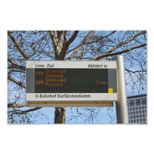 Bushaltebord in Berlijn Foto Afdruk (Voorkant)