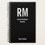 Business Black and White Monogram Text Sjabloon Planner<br><div class="desc">Deze zwarte planner heeft grote witte letters voor een aangepast monogram aan de bovenkant. Onder het monogram zijn er twee regels weergavetekst die u kunt vervangen door de juiste naam en titel. Aan de onderkant staat de witte weergavetekst 2025 Planner,  maar u kunt de tekst desgewenst bewerken.</div>