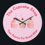 Business Cupcakes Winkelthema Grote Klok<br><div class="desc">De zaken schattige kakkerkoekjesmuurklokken voor een winkelbakkerswinkel met tekst u online kunt aanpassen of het tonen zoals het is.  Ontworpen voor een bakkerij,  een cupcake bakker of een distributeur.</div>